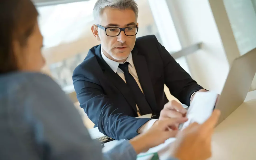 Discussion professionnelle sur les solutions numériques des néobanques pour entrepreneurs à un bureau.