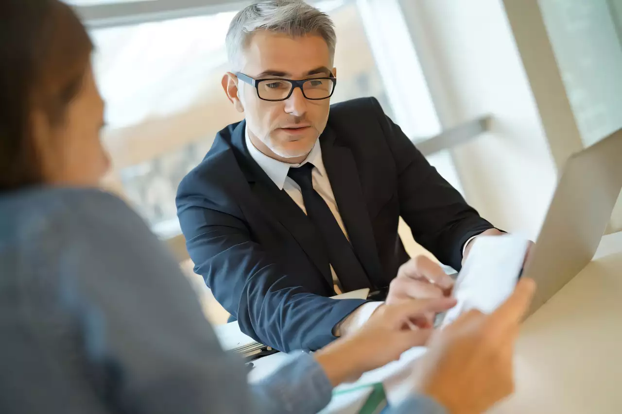 Discussion professionnelle sur les solutions numériques des néobanques pour entrepreneurs à un bureau.