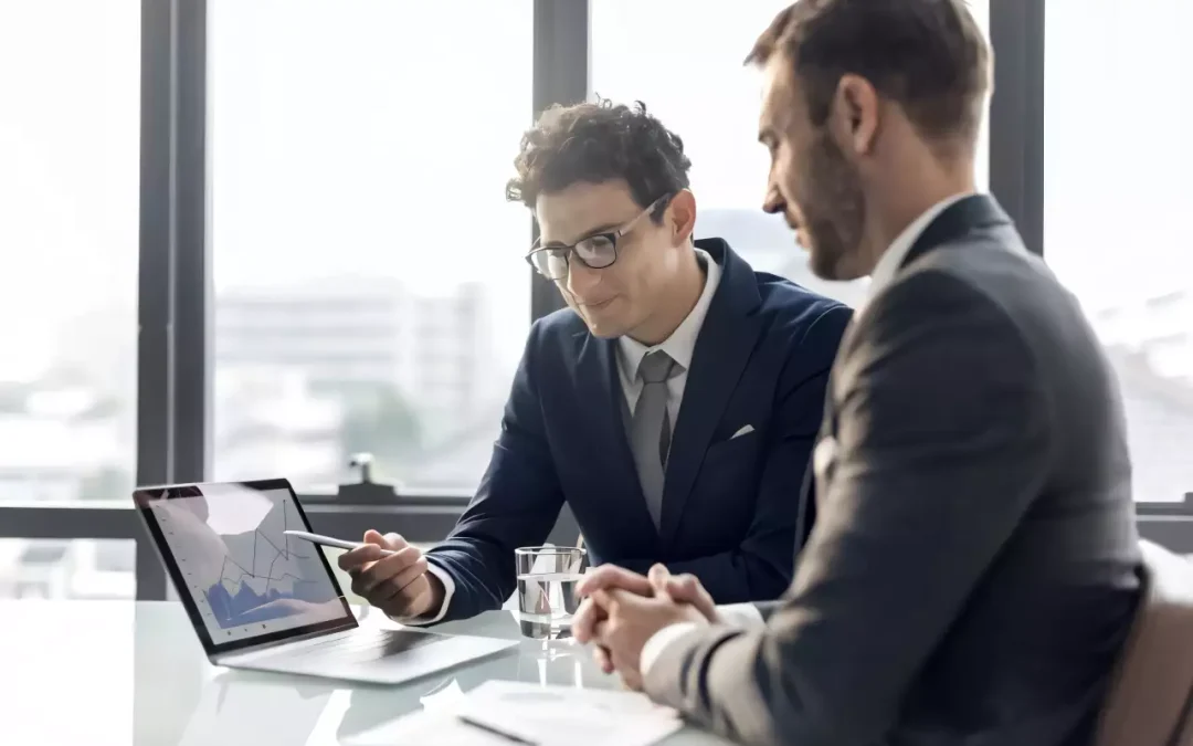 Entrepreneurs discutant financement prêt d'honneur sans garantie avec un conseiller professionnel.