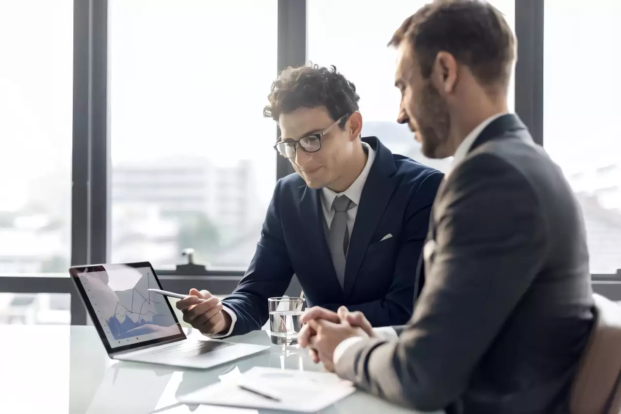 Entrepreneurs discutant financement prêt d'honneur sans garantie avec un conseiller professionnel.