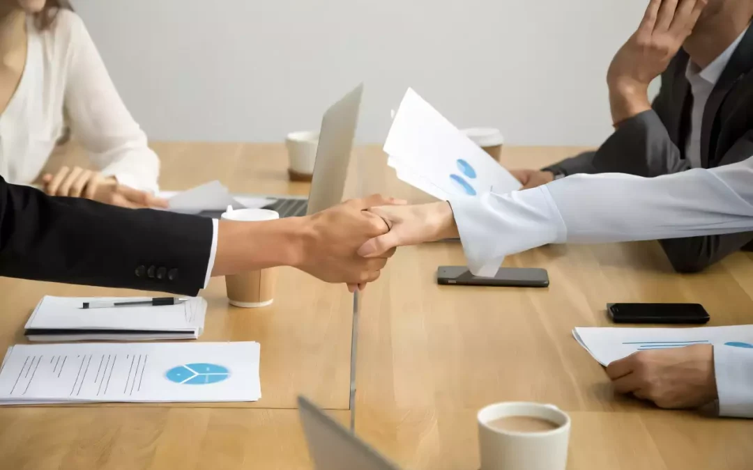 Poignée de main en réunion pour financement LBO, experts discutant stratégies d'entreprise.