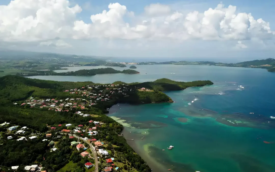 Vue aérienne de la Martinique liée au refinancement PHOENIX via WESHAREBONDS et CALIGO CONSULTANTS.