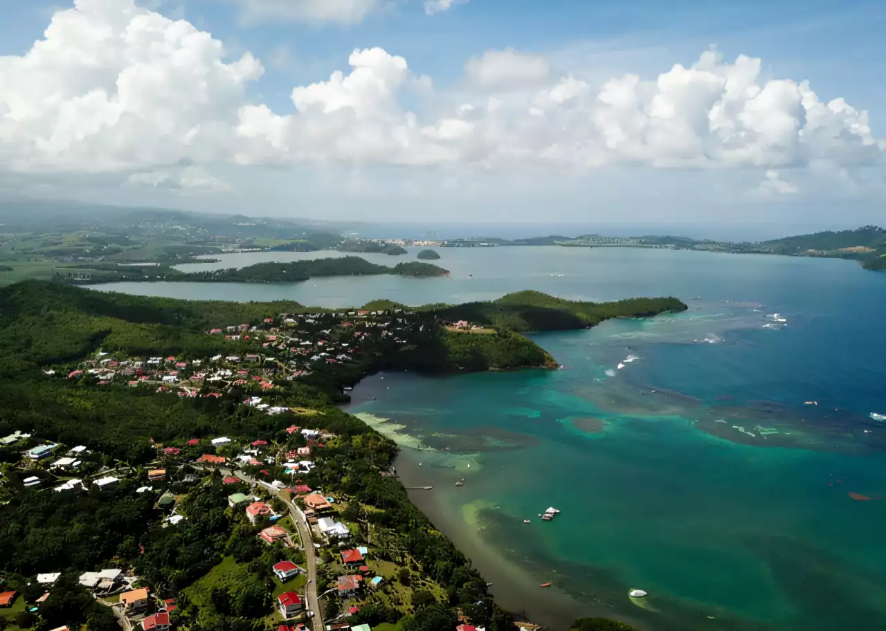 Vue aérienne de la Martinique liée au refinancement PHOENIX via WESHAREBONDS et CALIGO CONSULTANTS.